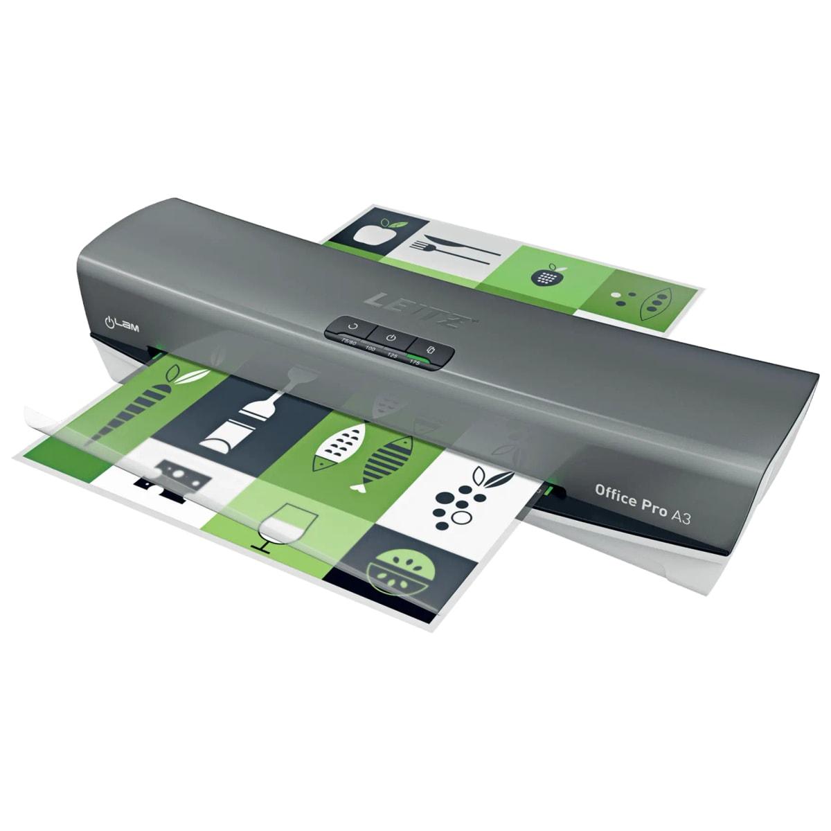 Plastifieuse à pochettes iLAM Office Pro A3 LEITZ - La plastifieuse à pochettes Leitz iLAM Office Pro A3 vue de trois quarts, un document en sortie