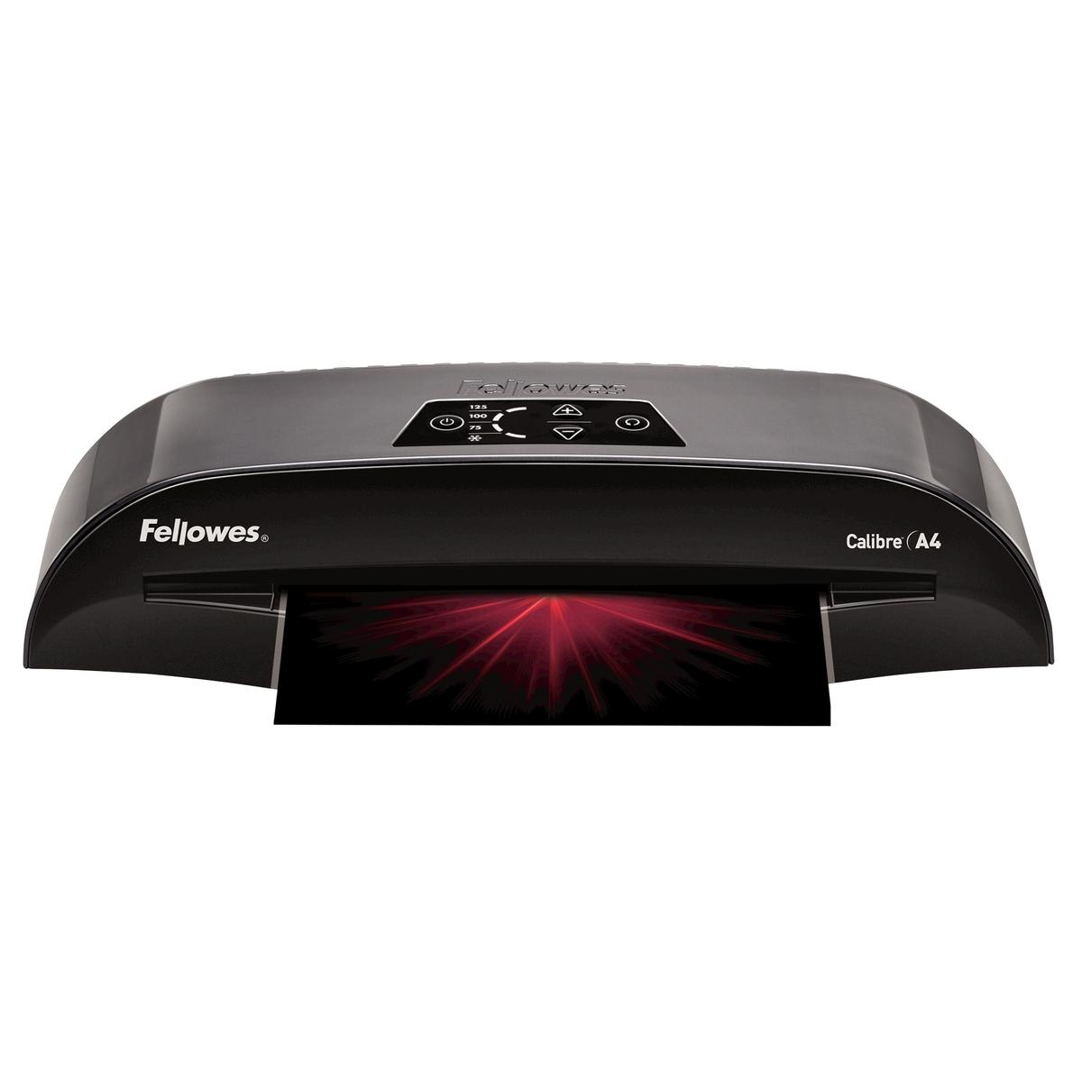 Plastifieuse à pochettes CALIBRE A4 FELLOWES — Vue de face en fonctionnement